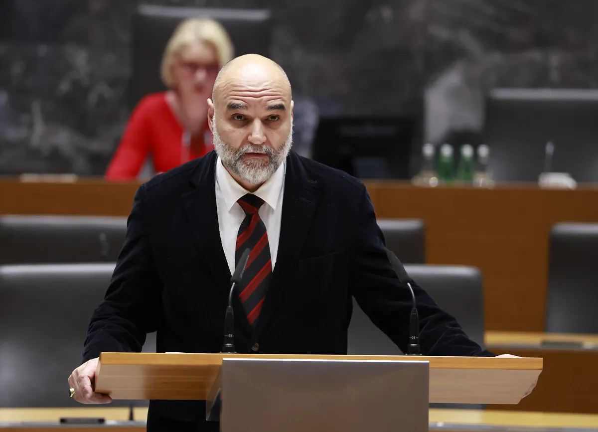 Poslanci za ustavne sodnike izvolili Marka Starmana, Tamaro Kek in Barbaro Kresal