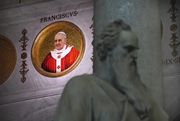 Vatikansko "sojenje stoletja": odmevajo tajni odloki prejšnjega papeža