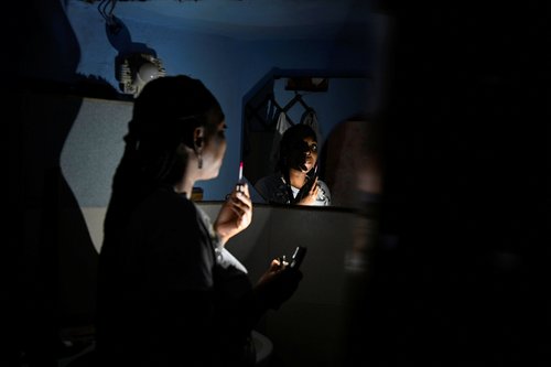 Kubanka se med izpadom elektrike liči v temi