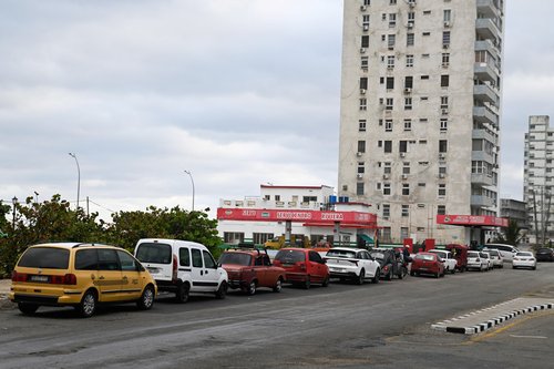 Dolga vrsta za gorivo pred bencinsko črpalko v Havani