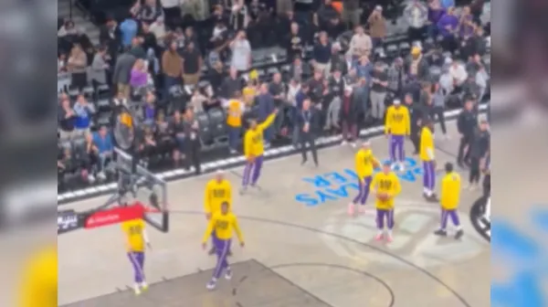 Splet se čudi, kaj so Lakersi počeli pred tekmo, video razdelil košarkarsko skupnost
