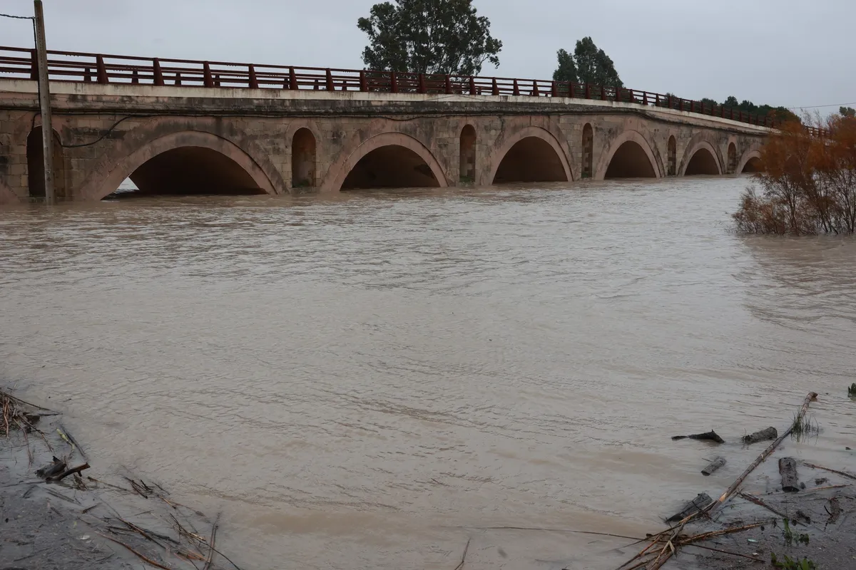 Nevihta Leonardo grozi Iberskemu polotoku: v Španiji evakuacije in zaprte šole