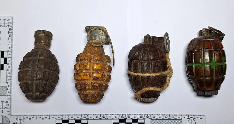 Nekateri ročne bombe na policijo prinesli kar v vrečki