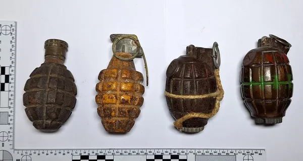 Nekateri ročne bombe na policijo prinesli kar v vrečki