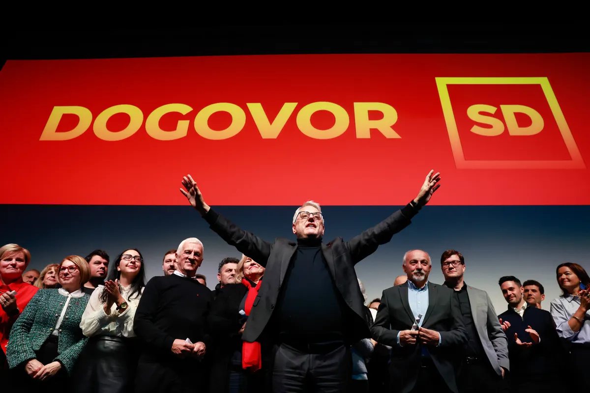 Vrh SD o Janševem povabilu v partnerstvo. V Kopru medtem spor, obračunavanja in tudi izstop