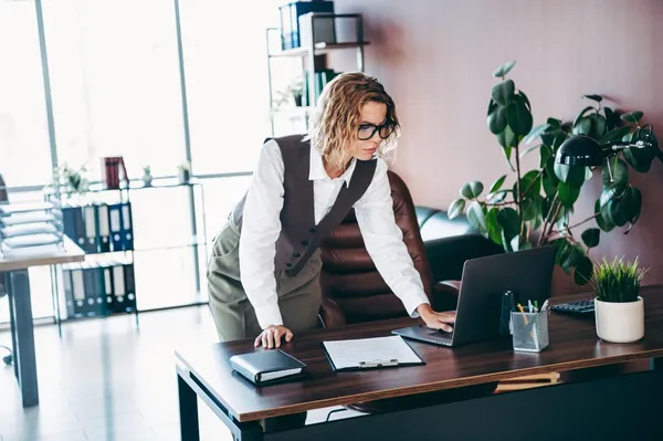 Zaposleni z dela odšel tri minute prej, sporočilo njegove šefice razjezilo splet