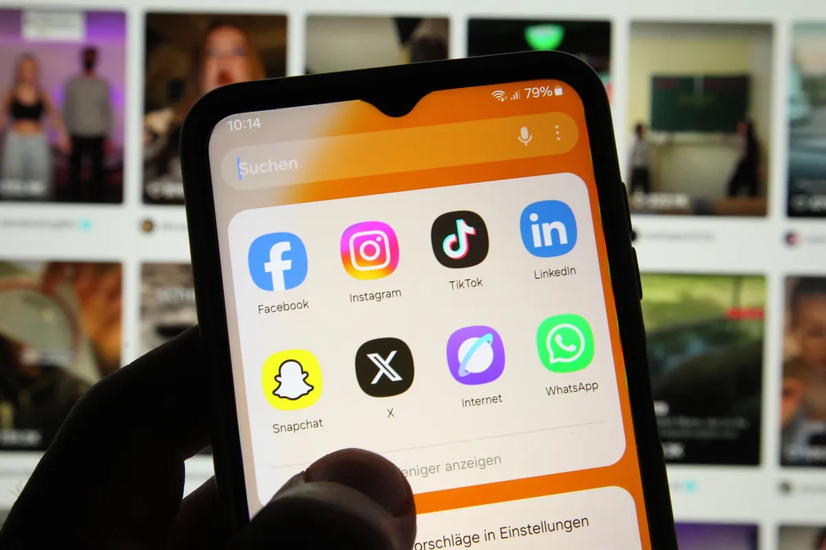 Bomo tudi v Sloveniji otrokom prepovedali uporabo družbenih omrežij? Vlada je potrdila izhodišča