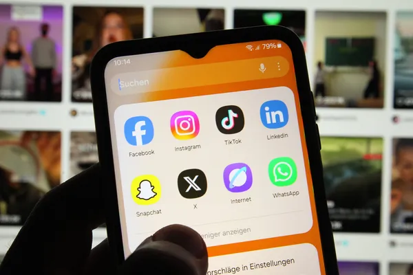 Bomo tudi v Sloveniji otrokom prepovedali uporabo družbenih omrežij? Vlada je  potrdila  izhodišča