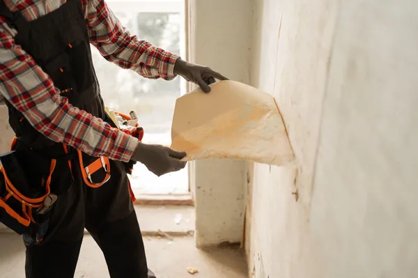 Med prenovo hiše naletel na neprijetno odkritje (FOTO)