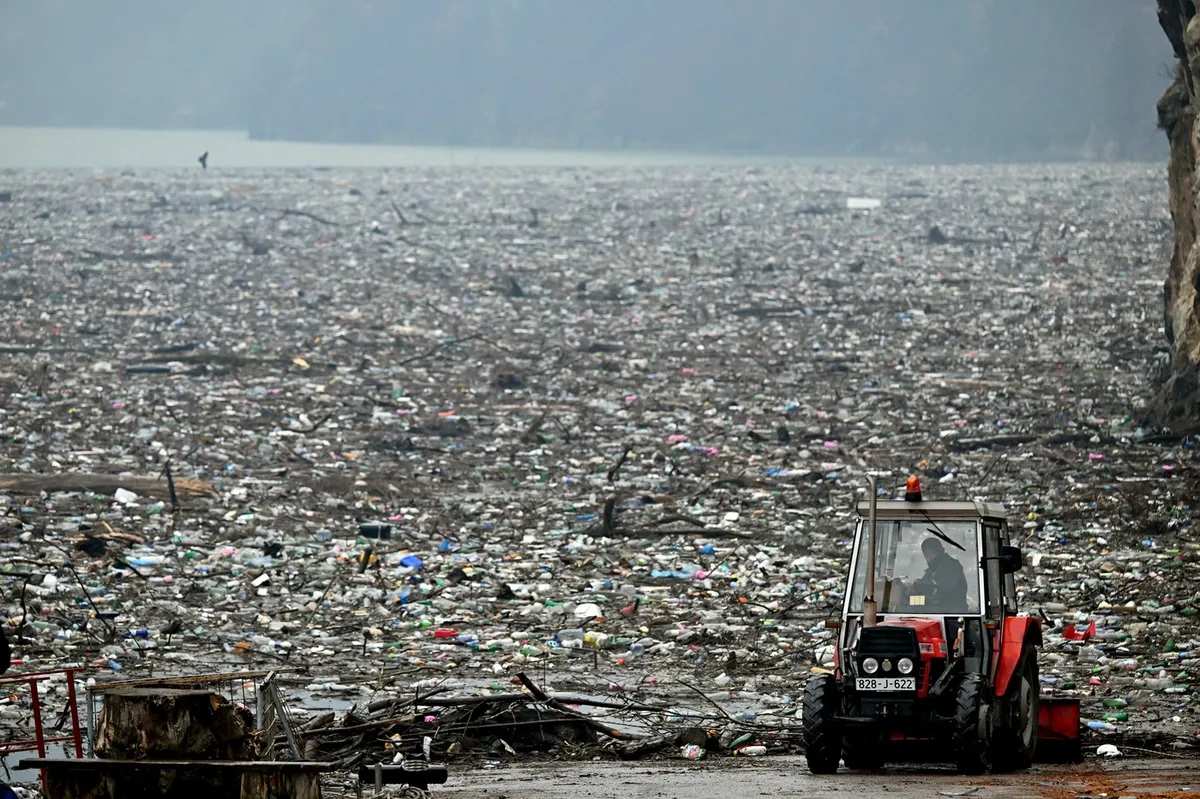 "To je ekološka katastrofa": smaragdna lepotica se znova duši v odpadkih (FOTO&VIDEO)