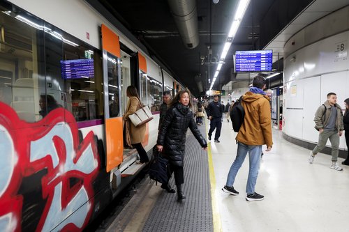 Ljudje na železniški postaji v Barceloni