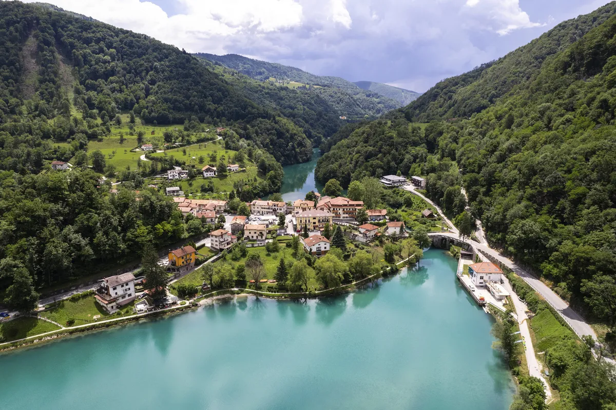 Pripravljajo pravila za plovbo po jezeru na Mostu na Soči. Kdaj bi jih lahko uveljavili?