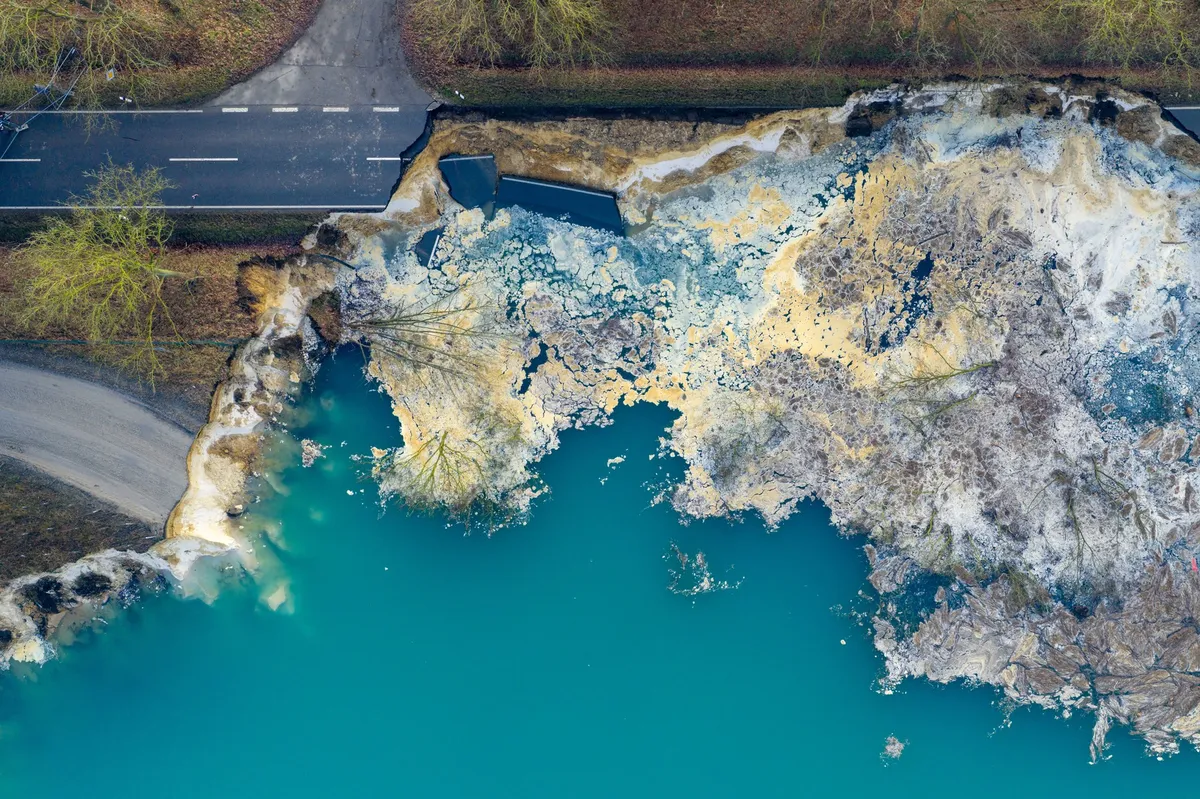 V Nemčiji v trenutku izginilo 80 metrov ceste (FOTO)