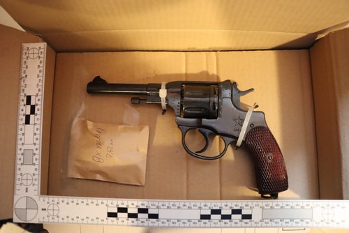 Zasežen revolver ovadenega 58-letnika