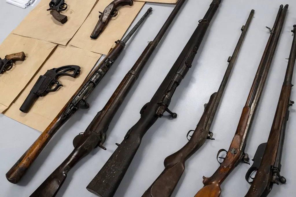 Policisti pri 40-letniku iz Škofljice našli prepovedano vojaško orožje (FOTO)