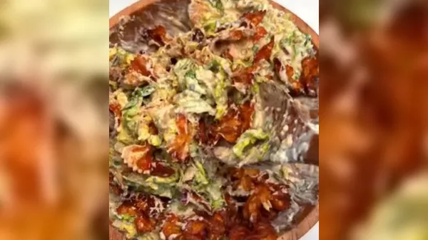 Nov kulinarični hit: hrustljava testeninska solata, ki bo razvajala vaše brbončice