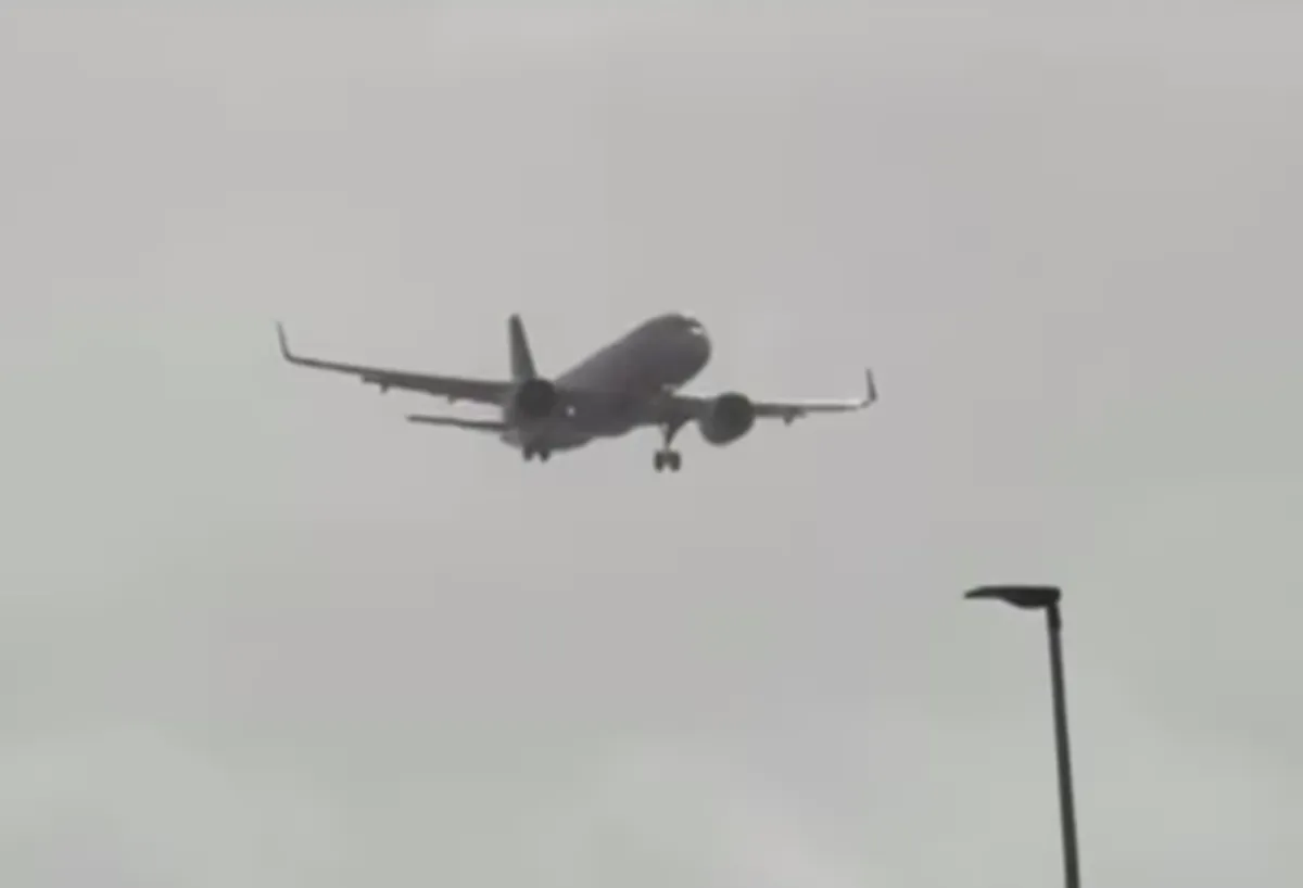 Dramatičen posnetek letala, ki je skušalo pristati med neurjem, zakrožil po spletu (VIDEO)