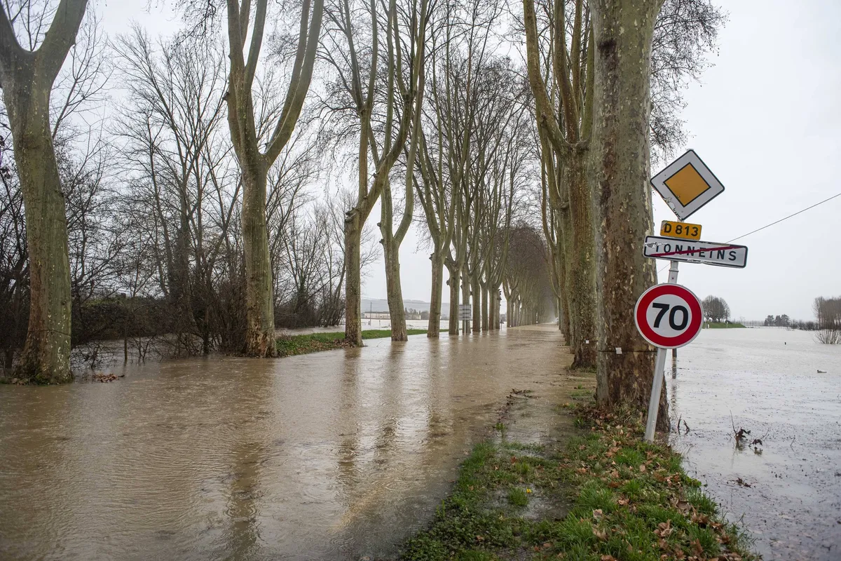 Neurje v Franciji zahtevalo eno življenje, tisoči brez elektrike