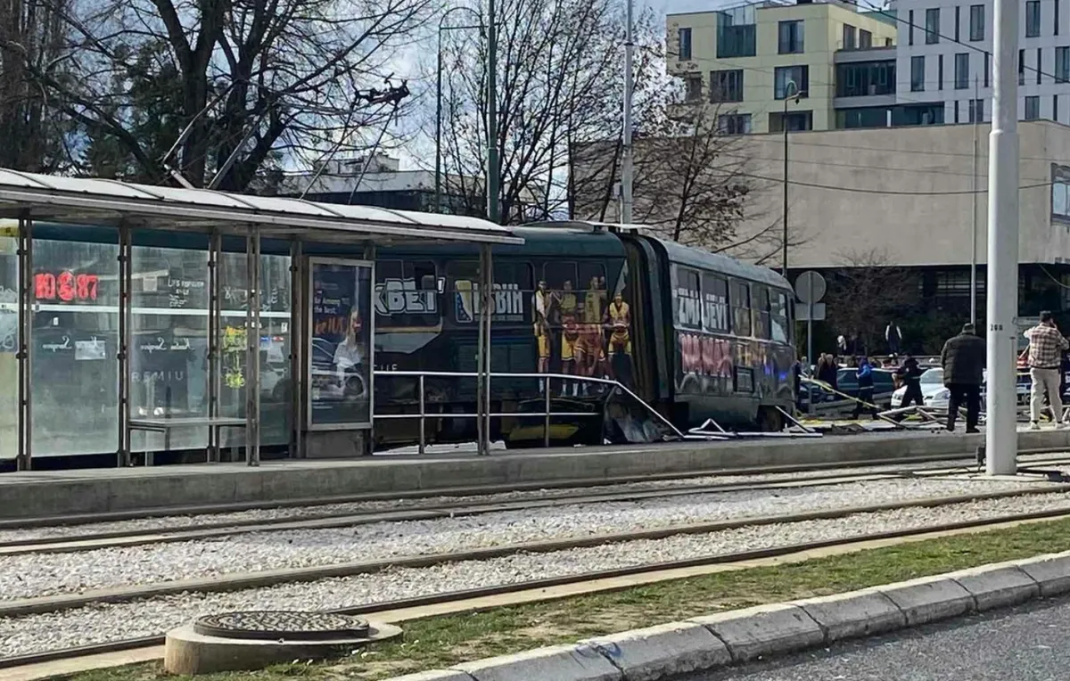 V Sarajevu se je iztiril tramvaj, ženska umrla, še štiri osebe so poškodovane