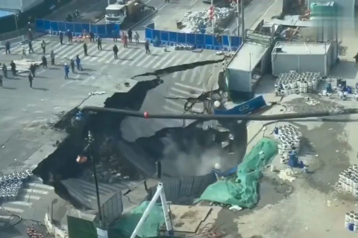 Kamera posnela trenutek, ko je sredi ceste zazevala orjaška luknja (VIDEO)