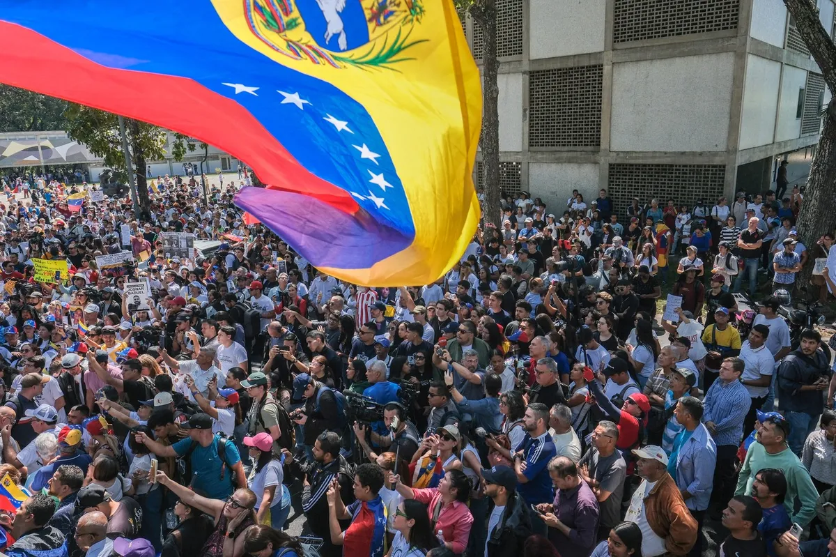 Več tisoč Venezuelcev v Caracasu zahtevalo izpustitev vseh političnih zapornikov