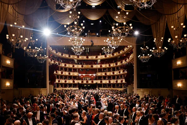 Blišč na Dunaju: operni ples v spremstvu kralja smetanovih zavitkov navdušil hollywoodsko ikono