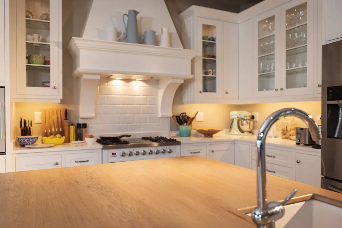 Notranji oblikovalci opozarjajo: tega ne dajajte v majhno kuhinjo