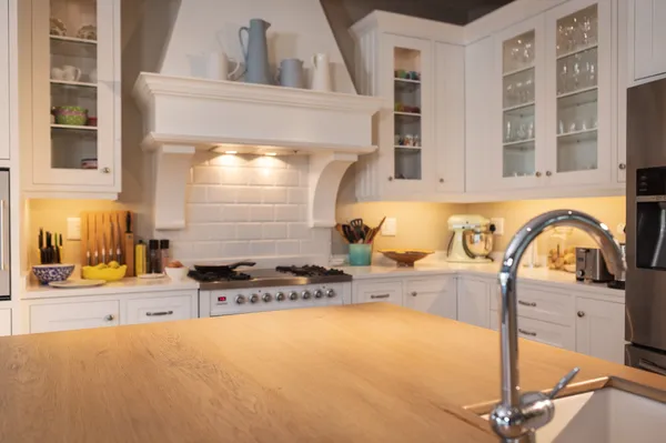 Notranji oblikovalci opozarjajo: tega ne dajajte v majhno kuhinjo