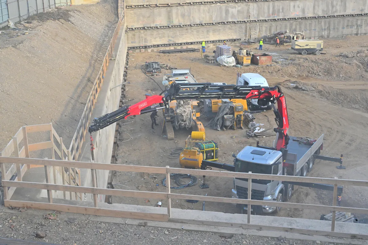 Na gradbišču Emonike se je pri padcu z višine huje poškodoval delavec