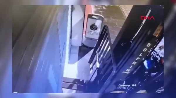 Tat na neobičajen način vlomil v zlatarno, pobegnil pa še bolj nenavadno (VIDEO)