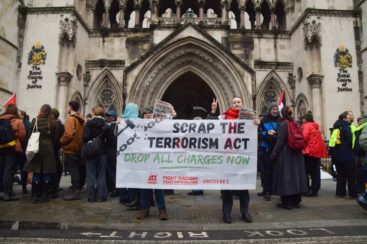 Sodišče v Londonu prepoved skupine Palestinska akcija razglasilo za nezakonito