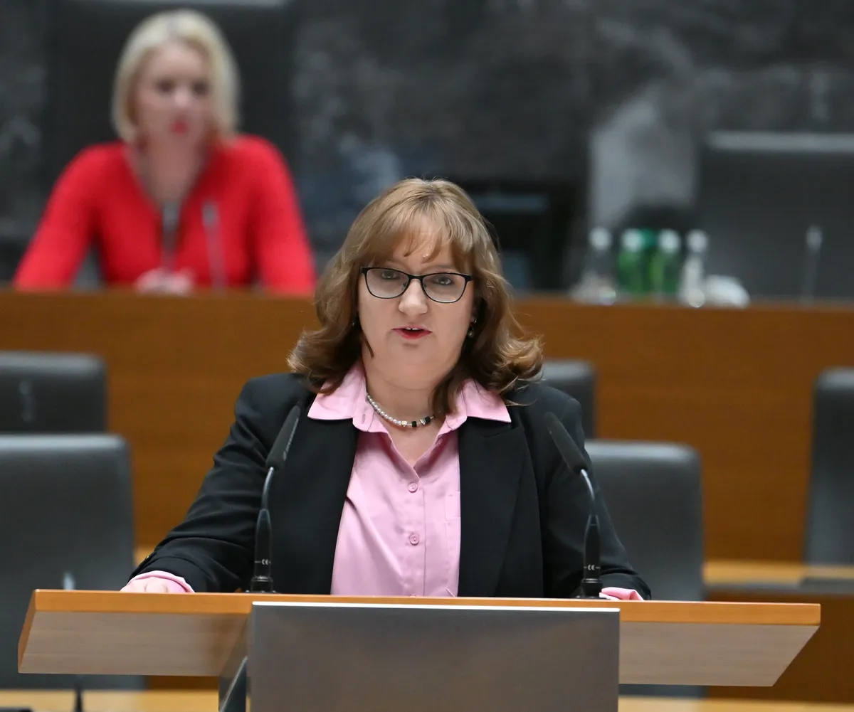 Varuhinja človekovih pravic vložila zahtevo za oceno ustavnosti Šutarjevega zakona