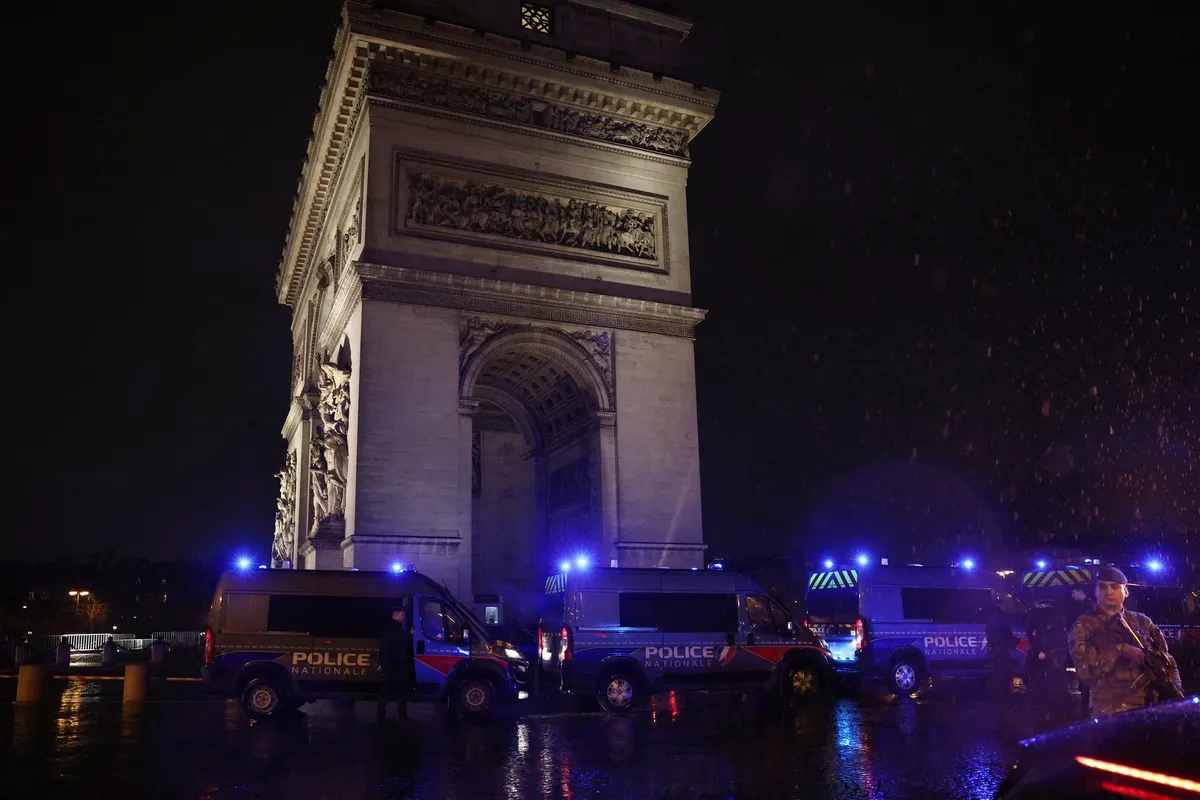Policija v Parizu ustrelila moškega, ki naj bi jim grozil z nožem
