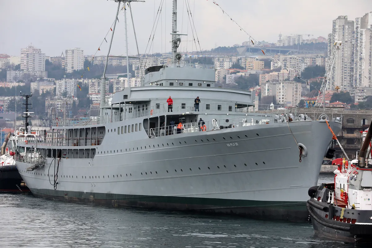 Turška tovorna ladja na Reki trčila v nekdanjo Titovo ladjo