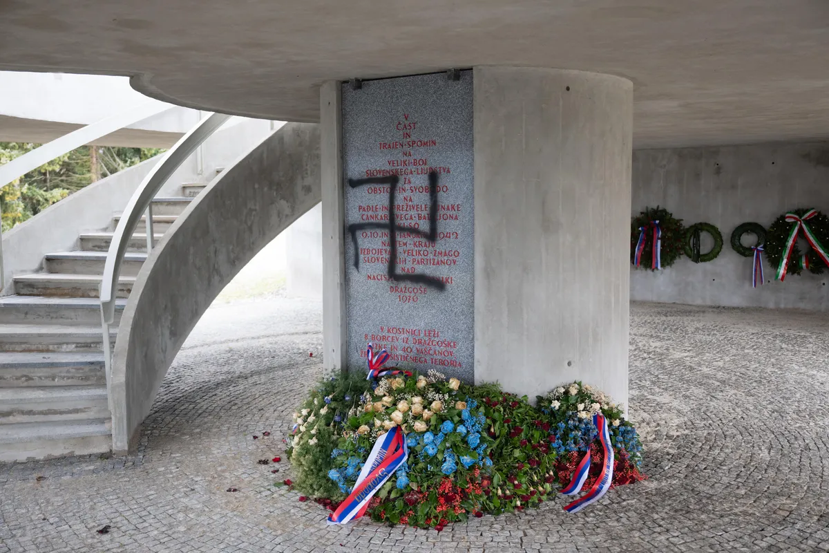 Neznanci na partizanski spomenik v Dražgošah narisali kljukasti križ