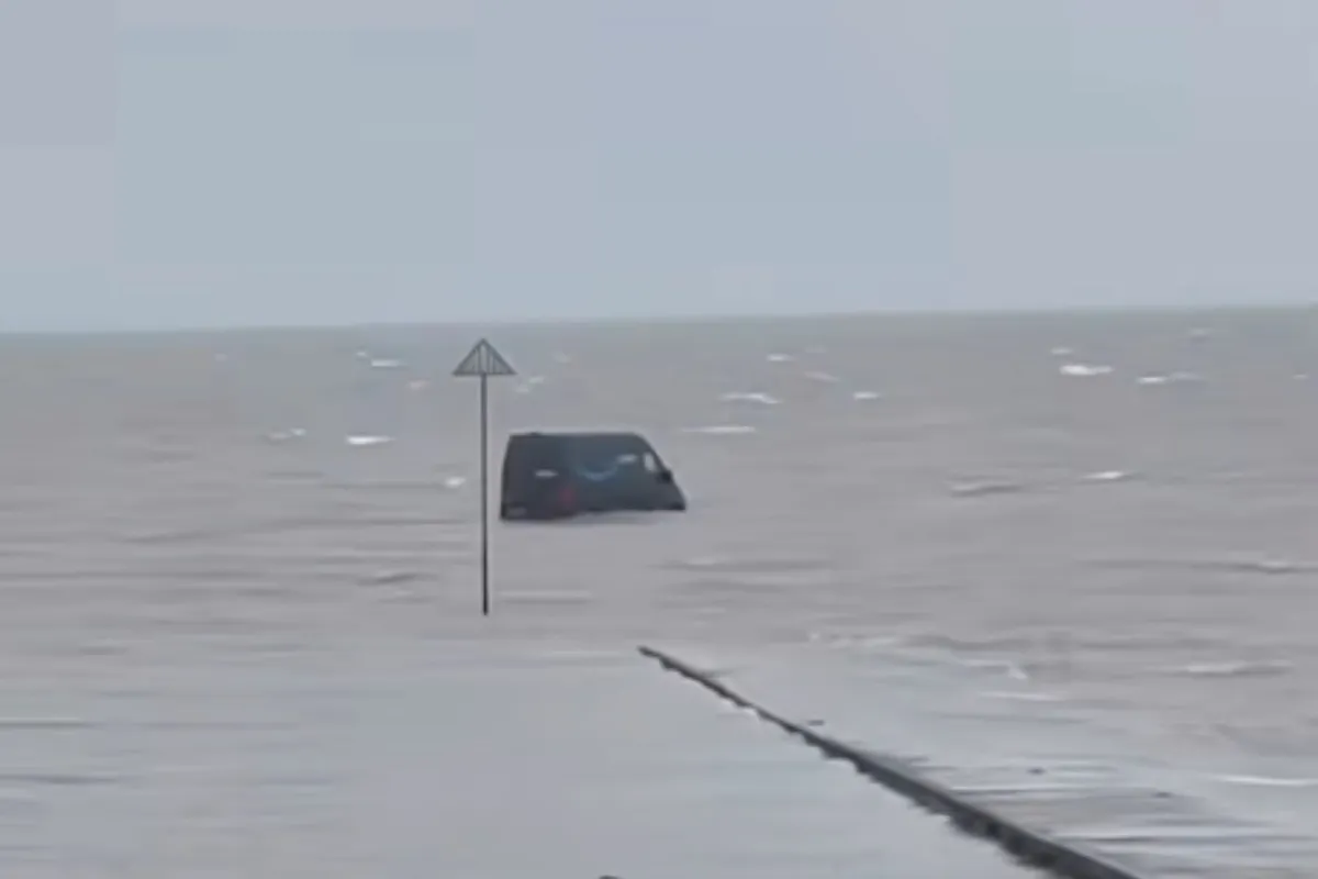 Amazonov voznik med dostavo obtičal na eni najnevarnejših poti v Veliki Britaniji