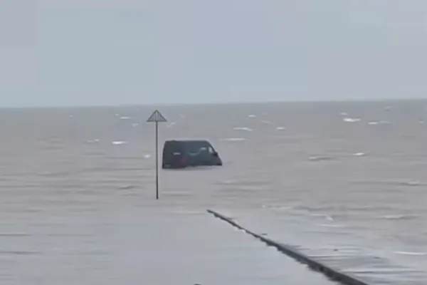 Amazonov voznik med dostavo obtičal na eni najnevarnejših poti v Veliki Britaniji