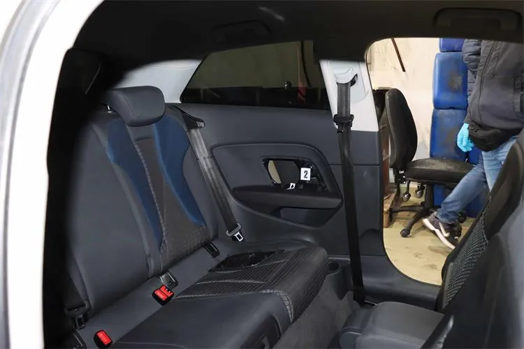 Izjemen zaseg policistov: 24-letnik v avtu skrival pol milijona evrov (FOTO & VIDEO)