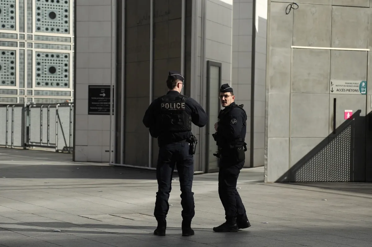 Francoska policija preiskala urad bivšega ministra zaradi njegovih povezav z Epsteinom