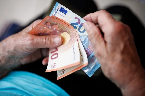 Leta skrivala materino truplo, da bi lahko še naprej prejemala njeno pokojnino