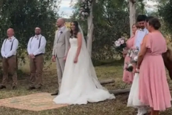 Intimno poroko zmotil nenapovedan gost: "Morali smo ga odgnati" (VIDEO)