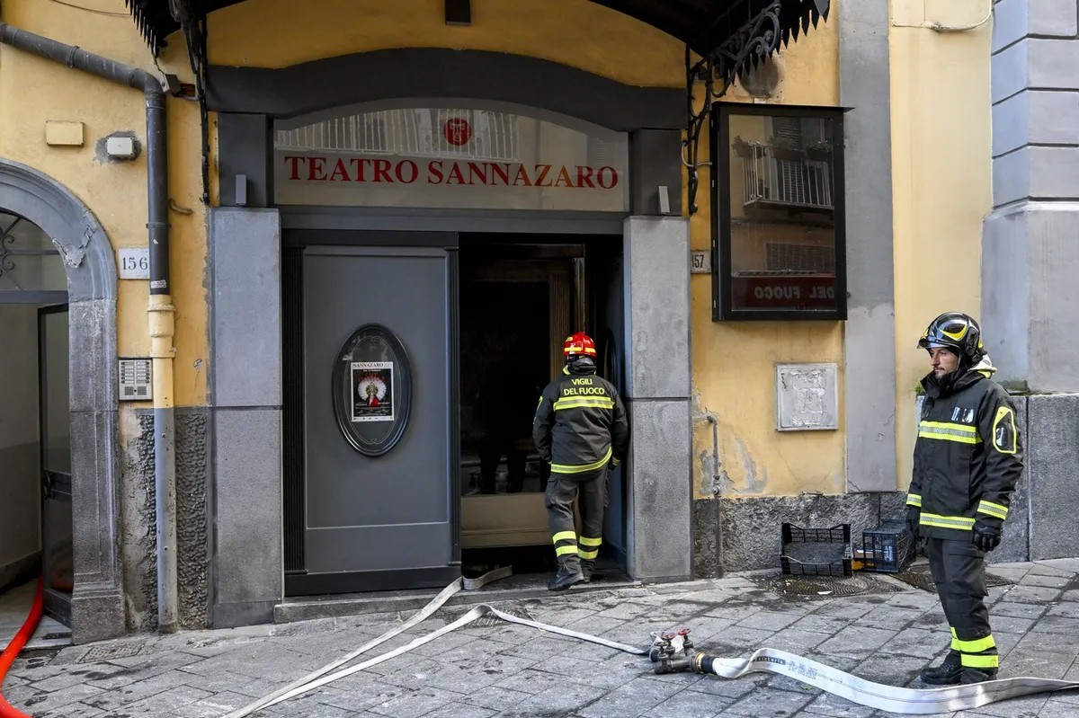 Ognjeni zublji povsem uničili zgodovinsko gledališče Sannazaro v Neaplju (FOTO)