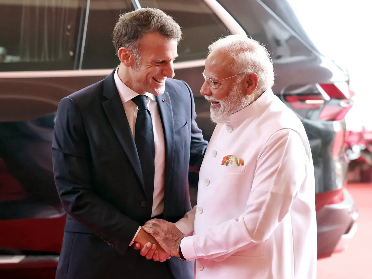 Predsednik Macron pozval Indijo, naj podpre prepoved napadov na civiliste v Ukrajini