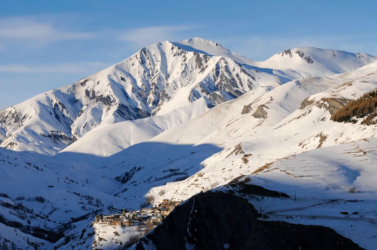 Snežni plaz v francoskih Alpah zajel pet smučarjev, dva sta umrla