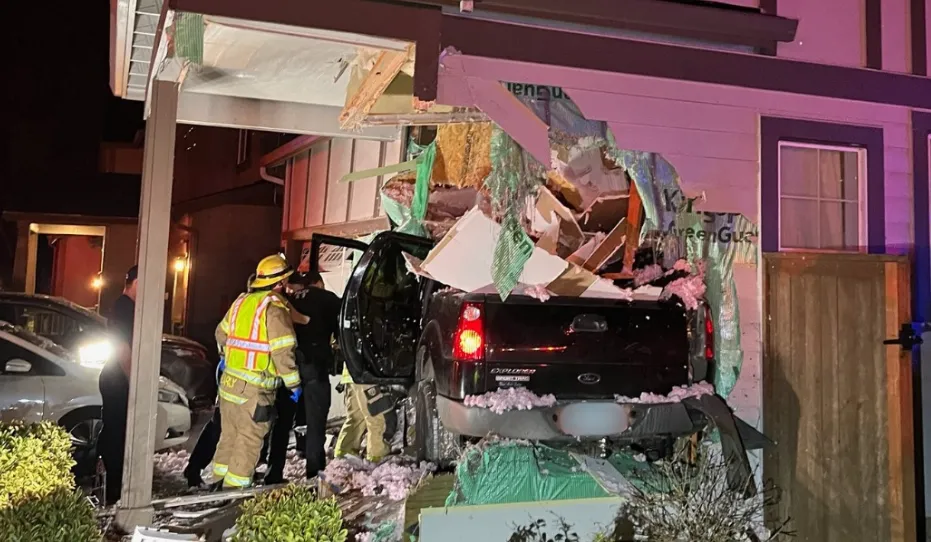 Voznik s poltovornjakom dobesedno poletel s ceste in trčil v hišo (VIDEO)