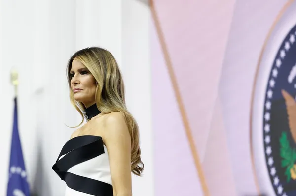 Prva dama Melania Trump zaradi obleke znova v središču pozornosti