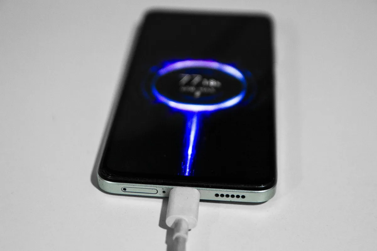 Strokovnjak pojasnil, zakaj si nikoli ne bi smeli izposojati polnilcev za telefon