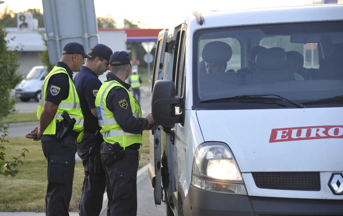 Obsežen nadzor policije na dolenjski avtocesti: voznike preusmerjajo čez bencinsko črpalko