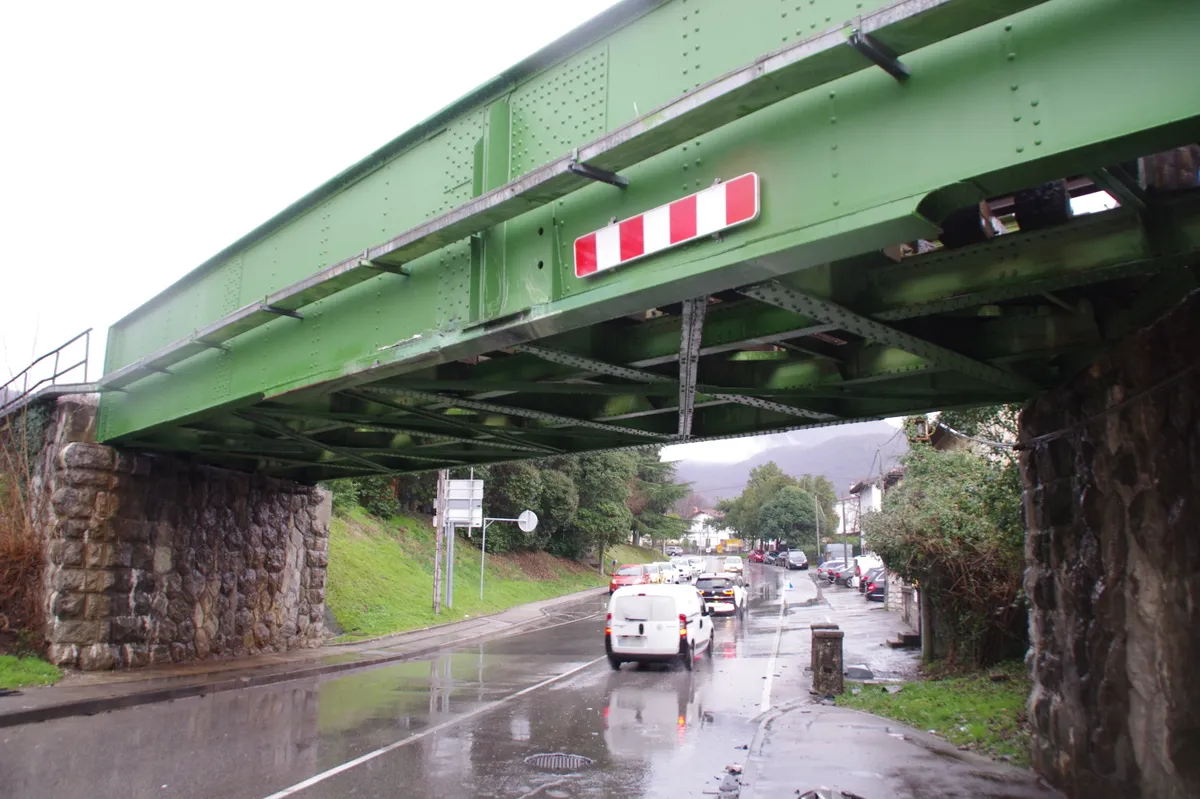 Promet po železniškem nadvozu v Solkanu, v katerega je trčil avtobus, znova stekel