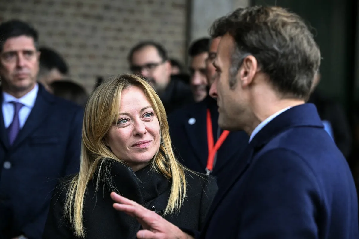 Macron se je odzval na smrt francoskega aktivista. Komentarjev Meloni ne želi več